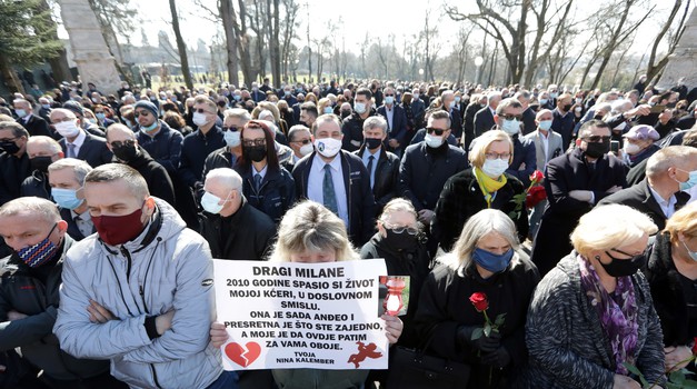 Zagrepčani se dirljivim porukama i u velikom broju oprostili od Gradonačelnika i uz 300 Covid-19 redara