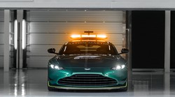 Ovo je  Aston Martin Vantage, koji će već krajem ožujka uz Mercedes-Benz AMG GT prevoditi bolide F1 u Velikom cirkusu