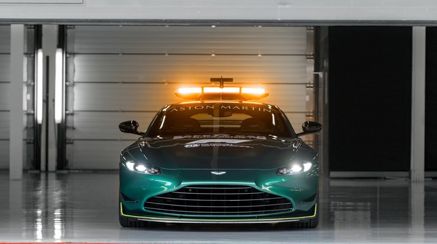 Ovo je  Aston Martin Vantage, koji će već krajem ožujka uz Mercedes-Benz AMG GT prevoditi bolide F1 u Velikom cirkusu