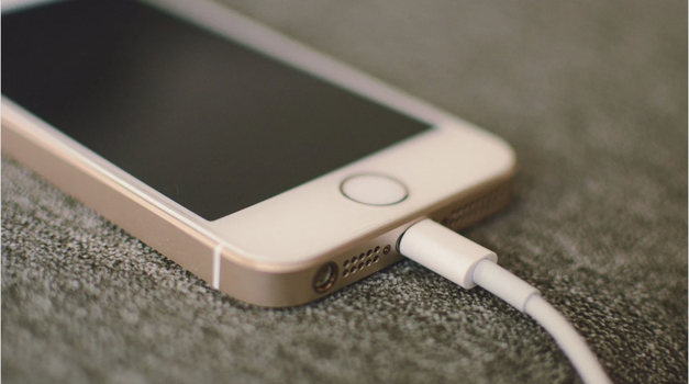 Apple kažnjen s 2 milijuna dolara zbog nedostatka punjača u paketu tokom kupovine pametnih telefona