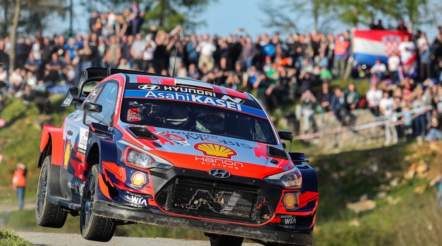 "Baba roga Hyundai" s Thierry Neuvilleom nakon prvog dana vodi ispred nadirajućeg  Sébastiena Ogiera u Toyota Yaris WRC koji je danas "ulovio" 600. pobjedu na brzincu