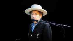 "Putovao sam po zemlji, sljedeći stope Woodyja Guthrieja." Američki kantautor Bob Dylan danas slavi 80. rođendan. Njegovo najubojitije oružje su glazba i stihovi
