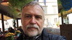 Redovito je silovao njegovu kćer tinejdžericu. "Lovio ju je po kući kao bijesni pas srnu". Neki su ljudi pravi emocionalni vampiri koji uništavaju obitelj
