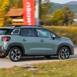 Citroen C3 Aircross što nam donosi? Funky Citroen C3 Aircross praktičan je  mali crossover. Aircross dijeli platformu i opremu sa C3 superminijem. Također ima istu razinu personalizacije, s nizom funky boja, kontrastnim bojama krova i različitim unutarnjim oblogama u ponudi. Facelift 2021. donio je pomalo dorađen vanjski dio, praktičniju kabinu s poboljšanom pohranom i novim infotainment sustavom. Od pred koji dan i na hrvatskim cestama. Zanimljivo, posebno, udobno, povoljno... Citroen C3 Aircross ide ravno na Nissan Juke i njemu sličnim rivalima, poput Renaulta Captura, Peugeota 2008 i Opel Crosslanda. Tu su još u istom košu SEAT Arona,  Hyundai Kona, a i Kia Stonic. (foto: Vladimir Baće/NS)