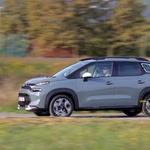 Citroen C3 Aircross što nam donosi? Funky Citroen C3 Aircross praktičan je  mali crossover. Aircross dijeli platformu i opremu sa C3 superminijem. Također ima istu razinu personalizacije, s nizom funky boja, kontrastnim bojama krova i različitim unutarnjim oblogama u ponudi. Facelift 2021. donio je pomalo dorađen vanjski dio, praktičniju kabinu s poboljšanom pohranom i novim infotainment sustavom. Od pred koji dan i na hrvatskim cestama. Zanimljivo, posebno, udobno, povoljno... Citroen C3 Aircross ide ravno na Nissan Juke i njemu sličnim rivalima, poput Renaulta Captura, Peugeota 2008 i Opel Crosslanda. Tu su još u istom košu SEAT Arona,  Hyundai Kona, a i Kia Stonic. (foto: Vladimir Baće/NS)