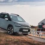 Citroen C3 Aircross što nam donosi? Funky Citroen C3 Aircross praktičan je  mali crossover. Aircross dijeli platformu i opremu sa C3 superminijem. Također ima istu razinu personalizacije, s nizom funky boja, kontrastnim bojama krova i različitim unutarnjim oblogama u ponudi. Facelift 2021. donio je pomalo dorađen vanjski dio, praktičniju kabinu s poboljšanom pohranom i novim infotainment sustavom. Od pred koji dan i na hrvatskim cestama. Zanimljivo, posebno, udobno, povoljno... Citroen C3 Aircross ide ravno na Nissan Juke i njemu sličnim rivalima, poput Renaulta Captura, Peugeota 2008 i Opel Crosslanda. Tu su još u istom košu SEAT Arona,  Hyundai Kona, a i Kia Stonic. (foto: Vladimir Baće/NS)