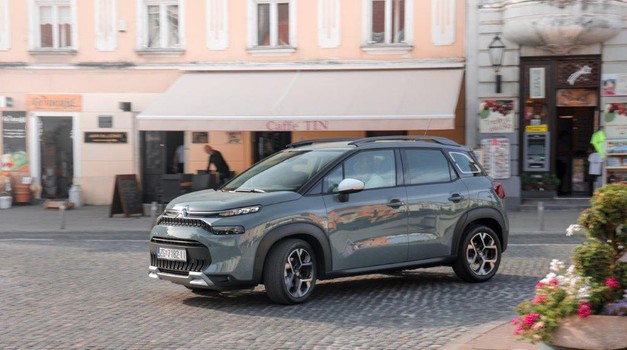 Citroen C3 Aircross što nam donosi? Funky Citroen C3 Aircross praktičan je  mali crossover. Aircross dijeli platformu i opremu sa C3 superminijem. Također ima istu razinu personalizacije, s nizom funky boja, kontrastnim bojama krova i različitim unutarnjim oblogama u ponudi. Facelift 2021. donio je pomalo dorađen vanjski dio, praktičniju kabinu s poboljšanom pohranom i novim infotainment sustavom. Od pred koji dan i na hrvatskim cestama. Zanimljivo, posebno, udobno, povoljno... Citroen C3 Aircross ide ravno na Nissan Juke i njemu sličnim rivalima, poput Renaulta Captura, Peugeota 2008 i Opel Crosslanda. Tu su još u istom košu SEAT Arona,  Hyundai Kona, a i Kia Stonic.