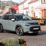 Citroen C3 Aircross što nam donosi? Funky Citroen C3 Aircross praktičan je  mali crossover. Aircross dijeli platformu i opremu sa C3 superminijem. Također ima istu razinu personalizacije, s nizom funky boja, kontrastnim bojama krova i različitim unutarnjim oblogama u ponudi. Facelift 2021. donio je pomalo dorađen vanjski dio, praktičniju kabinu s poboljšanom pohranom i novim infotainment sustavom. Od pred koji dan i na hrvatskim cestama. Zanimljivo, posebno, udobno, povoljno... Citroen C3 Aircross ide ravno na Nissan Juke i njemu sličnim rivalima, poput Renaulta Captura, Peugeota 2008 i Opel Crosslanda. Tu su još u istom košu SEAT Arona,  Hyundai Kona, a i Kia Stonic. (foto: Vladimir Baće/NS)