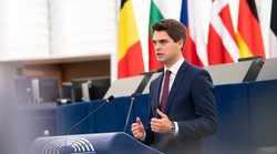 Sinčiću i Kolakušiću, vi ste  oholi, skloni ste performansu, egzibicionizmu i isključivosti. Ne razgovarate s ikim tko nije uvjeren u grandioznost svog lika i djela