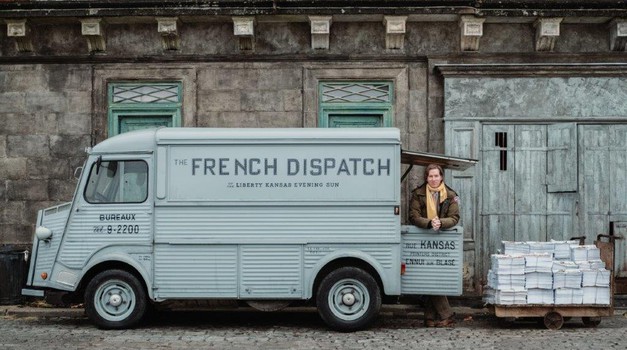 VIDEO: Urnebesni filmovi o Citroënu se nastavljaju! Nekad je to bio Louis de Funès u "Le gendarme de Saint-Tropez", a danas "The French Dispatch" Wesa Andersona