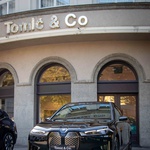 BMW iX modeli dostupni su za narudžbu u Tomić & Co. salonima u Zagrebu, Zadru, Rijeci, Splitu, Osijeku i Puli uz brojne pogodnosti i inovativne oblike financiranja prilagođene novim ekološki prihvatljivim vozilima s niskom emisijom ugljika iz BMW Grupe. (foto: bmw)