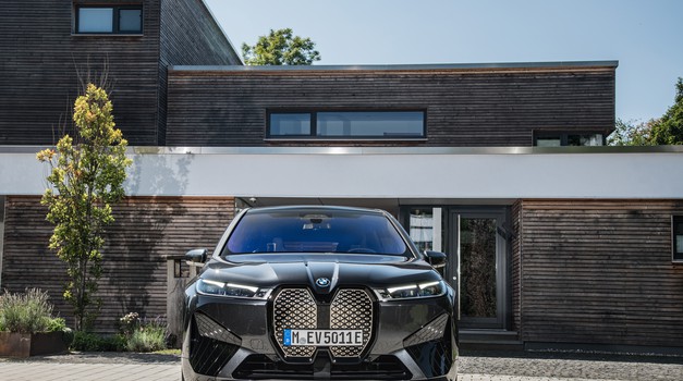 Električni BMW iX ima 516 KS i snažnij jei i od najnovijeg BMW-a M3, ima veću autonomiju i za 38 km od Tesle X i s jednim punjenjem može i do 615 km
