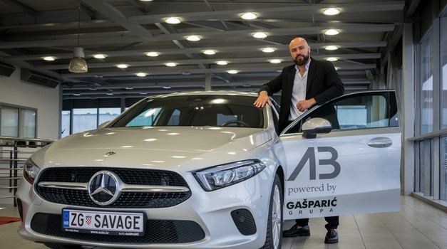 A što drugo Zlatnoj zvijezdi nego Srebrna zvijezda, Savage od sad na borbe putuje u Mercedes-Benz A 180 sedanu