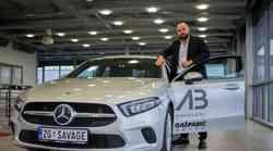 A što drugo Zlatnoj zvijezdi nego Srebrna zvijezda, Savage od sad na borbe putuje u Mercedes-Benz A 180 sedanu