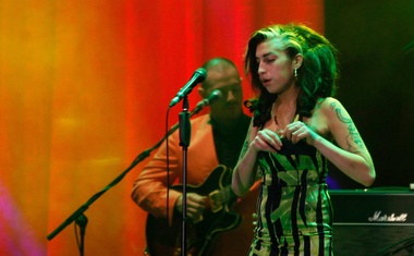 Haljina Amy Winehouse iz Beograda s cvjetnim printom, s posljednjeg koncerta 2011., prodana je na aukciji za 243.000 američkih dolara