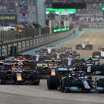 ABU DHABI, UNITED ARAB EMIRATES - DECEMBER 12: Lewis Hamilton of Great Britain driving the (44) Mercedes AMG Petronas F1 Team Mercedes W12 leads Max Verstappen of the Netherlands driving the (33) Red Bull Racing RB16B Honda and the rest of the field at the start during the F1 Grand Prix of Abu Dhabi at Yas Marina Circuit on December 12, 2021 in Abu Dhabi, United Arab … (foto: Red Bull/Start)
