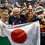 ABU DHABI, UNITED ARAB EMIRATES - DECEMBER 12: Race winner and 2021 F1 World Drivers Champion Max Verstappen of Netherlands and Red Bull Racing celebrates with Red Bull Racing Team Consultant Dr Helmut Marko and Masashi Yamamoto of Honda in parc ferme during the F1 Grand Prix of Abu Dhabi at Yas Marina Circuit on December 12, 2021 in Abu Dhabi, United … (foto: Red Bull/Start)