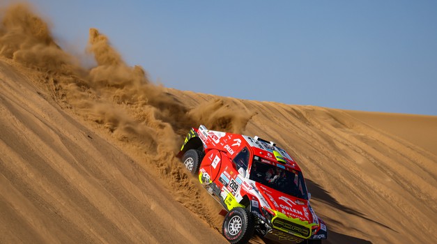 Al-Attiyah u Toyoti slavio na otvaranju Dakara 2022., drugi je Sainz u hibridnom Audiju, Loeb s Hunterom 5.