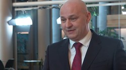 - Idemo svi protiv HDZ-a!!! Pregovaram s cijelom oporbom i cilj je zajedno srušiti vladajuće. Premijer čim se probudi ujutro napravi 10 afera