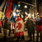 Kanađani inzistiraju na blokiranju granice, vlasti sve bliže nasilnom gušenju "pobune", automobilske tvrtke smanjuju proizvodnju, a i SAD stišće zbog gubitaka (foto: Ana Krach / Pixabay)