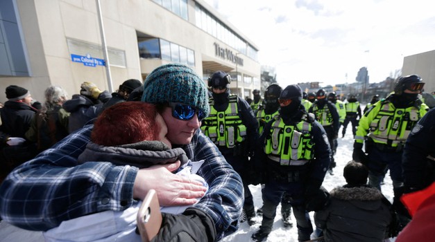 Truckers and supporters continue to protest COVID-19 vaccine mandates, in Ottawa
AUTOR
 Carlos Osorio 
AGENCIJA
 REUTERS 
OPIS
 People hug in front of police officers, as truckers and supporters continue to protest coronavirus disease (COVID-19) vaccine mandates, in Ottawa, Ontario, Canada, February 18, 2022. REUTERS/Carlos Osorio Photo: Carlos Osorio/REUTERS