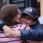 I mama i baka u Bratislavi! Dječak koji je sam prevalio 950 km u sretnom zagrljaju i s majkom i starom, teško pokretnom bakom, s petero braće i sestara (foto: Slovačko ministarstvo unutarnjih poslova)