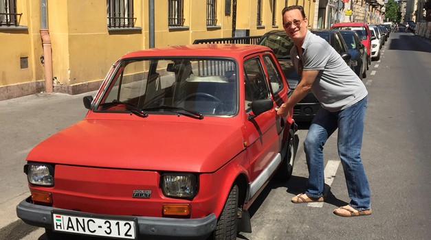 (VIDEO) Tom Hanks za 76.000 eura na aukciji prodao svoju personaliziranu PEGLICU, Fiat 126p, novac je donirao