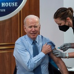 United States President Joe Biden receives his second COVID booster shot from Pfizer 
AUTHORRod Lamkey - Pool via CNP 
AGENCY
 DPA 
 
DESCRIPTION
 United States President Joe Biden receives his second COVID booster shot from Pfizer, by a member of the White House Medical Unit, following his remarks on the status of the countryâs fight against COVID-19, in the South Court Auditorium of the Eisenhower Executive Office Building on the White House campus in Washington, DC, Wednesday, March 30, 2022. Credit: Rod Lamkey / Pool via CNP Photo: Rod Lamkey - Pool via CNP/DPA (foto: Rod Lamkey - Pool via CNP / DPA / Pixell)