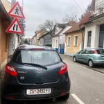 Pazi bandera, pazi pješaci na kolniku! Imena luda nalaze se svuda, al' bogme i ZG prometni znakovi (foto: Borut Černelić)