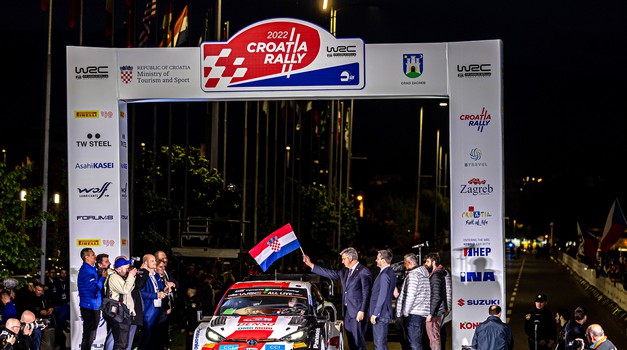 Andrej Plenković pred mnoštvom oduševljenih oktanskih fanova zamahnuo je hrvatskom trobojnicom označivši start 3. utrke WRC-a u 2022.