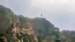 VIDEO: Supruga snimala nogometaša kada je skočio s visoke stijene, no onda se to dogodilo