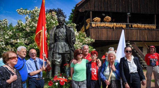 Kumrovec: Ljubitelji Josipa Broza Tita okupili su se ispred njegove rodne kuće kako bi proslavili 130. rođendan 
AUTHOR
 Josip Regovic 
AGENCY
 Pixsell