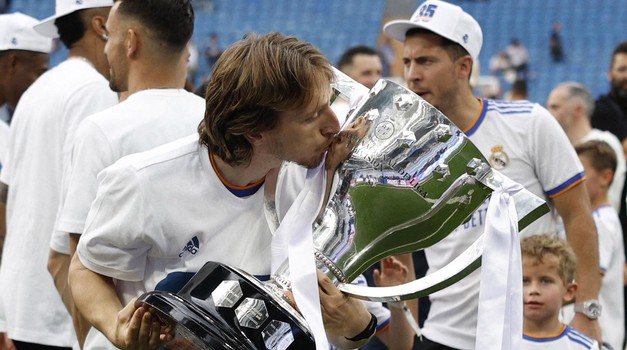 Soccer Football - LaLiga - Real Madrid v Espanyol - Santiago Bernabeu, Madrid, Spain - April 30, 2022 Real Madrid's Luka Modric celebrates with the trophy after winning LaLiga REUTERS/Susana Vera Photo: SUSANA VERA/REUTERS