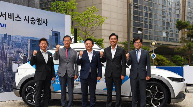 Ministar infrastrukture i prometa Won Hee-ryong, u sredini, pozira ispred IONIQ-a 5 na probnoj vožnji u Seulu u četvrtak. Slijeva je izvršni direktor Jin Mobility Lee Sung-wook, voditelj istraživanja i razvoja Hyundai Motor Group Park Chung-kook, ministar Won, gradonačelnik Seula Oh Se-hoon i predsjednik Odjela za strateško planiranje Hyundai Motor Group Kong Young-woon. Hyundai Motor Group objavila je da je započela demonstracija RoboRide, pilotske usluge prijevoza automobila s IONIQ 5 koja posjeduje tehnološku razinu autonomne vožnje 4. /Hyundai Motor Group