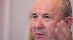 I Puljak je kao i Kolakušić u ropotarnici prošlosti, samo što je eurozastupnik puno finiji i profinjeniji od njega koji sa ženom drpa novce