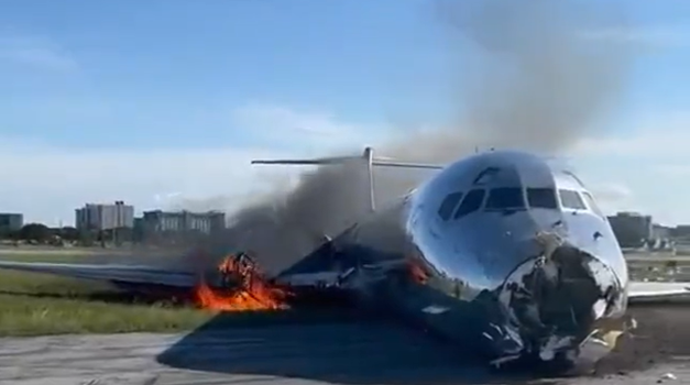 VIDEO: Zapalio se putnički avion, sletio bez kotača! U žurbi je pobjeglo 126 putnika