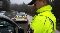 2,3 promila u guzici i za volanom! Pijan vozač bez pojasa izazvao sudar kod Skenderovaca, lakše ozlijeđen