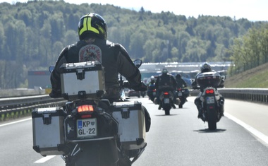 Mogu li motociklisti pretjecati kolonu pred naplatnim kućicama, na graničnom prijelazu...? Ometate li motocikliste možete biti kažnjeni!