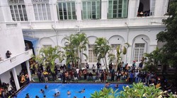 VIDEO Izvanredno stanje: prosvjednici provalili u predsjedničku palaču, poglavar pobjegao glavom bez obzira pred revoltiranom gomilom na brodu