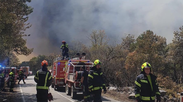 Hrvatski kanader i 9 hrvatskih vatrogasaca pomažu Slovencima u najvećem požaru koji hara Primorskom, na samoj granici s Italijom