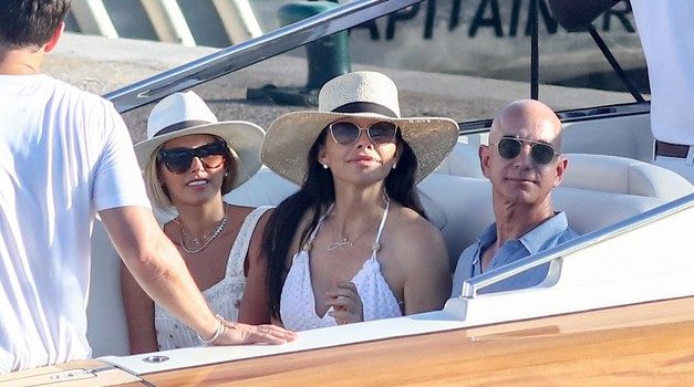 Jeff Bezos, Pdg d'Amazon, et sa compagne Lauren Sanchez lors d'une balade à Saint-Tropez avec famille et amis Yael Cohen - Jeff Bezos, Pdg d'Amazon, et sa compagne Lauren Sanchez lors d'une balade à Saint-Tropez avec famille et amis le 9 août 2019. Ensuite, ils reprennent un bateau. © Jacovides / Moreau / Bestimage Jeff Bezos and Lauren Sanchez stroll in St Tropez on August 9th 2019 JACOVIDES-MOREAU / BESTIMAGE /PIXSELL