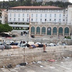 - Rigajte i serite ispod Big Bena. 300 je godina mlađi od hvarskoga Teatra. Hvar nisu stvorili partijaneri, ali njihov trajni odlazak će nas spasit! Ugodan ostatak lita! (foto: Jadranka Jeličić)