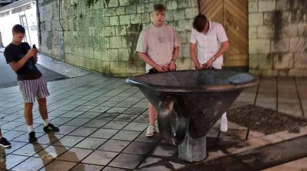 Splitski "škovacin" snimio barabe kako uriniraju u spomenik Pirija u Marmontovoj, u samom centru Splita