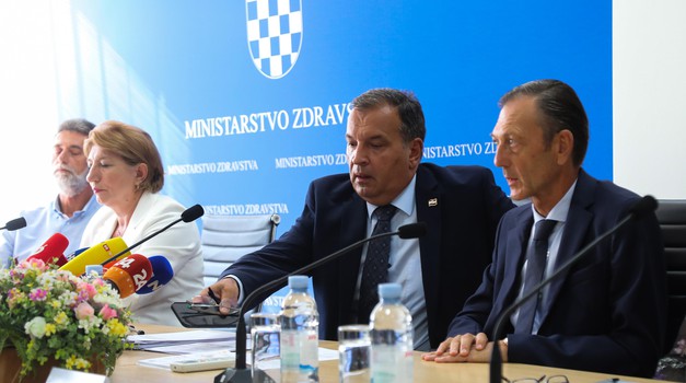 Ministar zdravstva Vili Beros iznio je na konferenciji za medije nalaz zdravstvene inspekcije i zakljucak Strucnog povjerenstva o slucaju preminulog Vladimira Matijanica Photo: Zeljko Hladika/PIXSELL