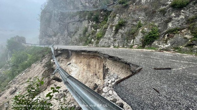 Strašne FOTOGRAFIJE: Obilne kiše uništile ceste kod Kobarida i Boveca u slovenskim Alpama