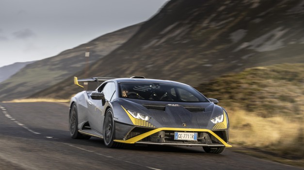 12 benzinskih, samo takvih cilindara, uz malo struje pa je na papiru i hibrid! Lamborghinijev sportski automobil buduće generacije da nije modne pomame bio bi klasičan benzinac, i ovako je!