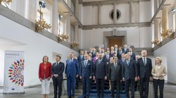 Hvalisavac Vučić diči se da sjedi pored važnih ljudi, no na zajedničkoj fotografiji 36 europska lidera ga nema, baš kao što nema ni Srbije na popisu pozvanih, u ovom slučaju griješkom organizatora