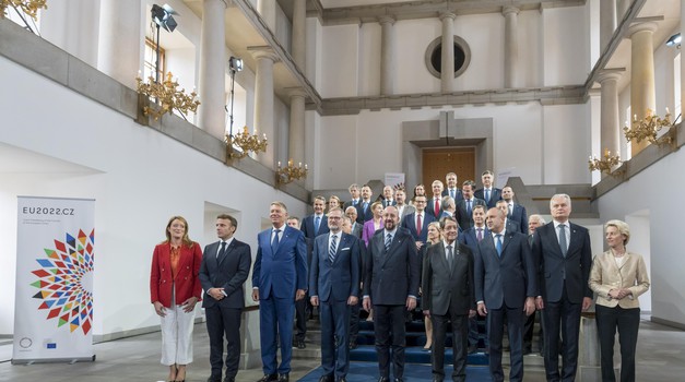 Hvalisavac Vučić diči se da sjedi pored važnih ljudi, no na zajedničkoj fotografiji 36 europska lidera ga nema, baš kao što nema ni Srbije na popisu pozvanih, u ovom slučaju griješkom organizatora