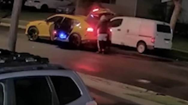 Kradu katalizatore, unosan posao! Kalifornijska policija uočila je nešto neobično na snimci krađe katalizator!!! Lopovi žele biti što neupadljiviji, ali ovi su iznimka od pravila (pogledajte što nose)