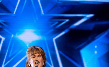 Sjećate li se još Susan Boyle? Danas je bogatija za 22 milijuna funti i izgleda bolje nego ikad